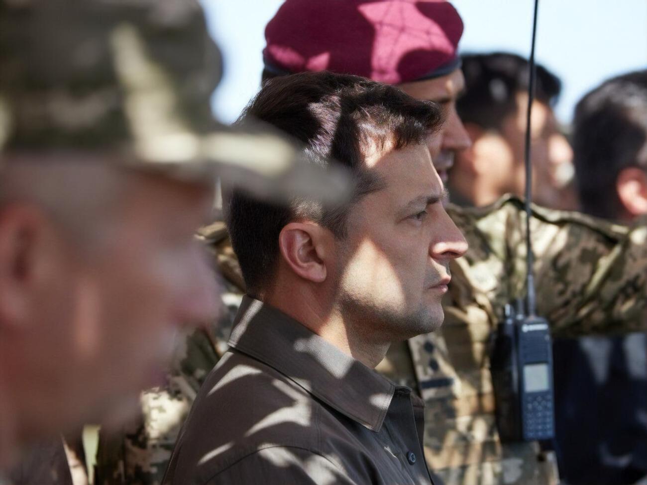 35,9% украинцев думают, что Зеленский способен эффективно выполнить функции верховного главнокомандующего в условиях нападения российской армии