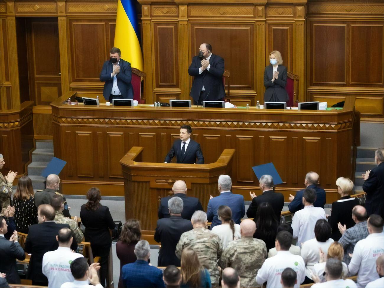 Зеленский:&nbsp;Впервые зарплата врачей выросла за год вдвое.&nbsp;Я уверен, что в своем следующем послании такие же слова скажу о заработной плате наших учителей