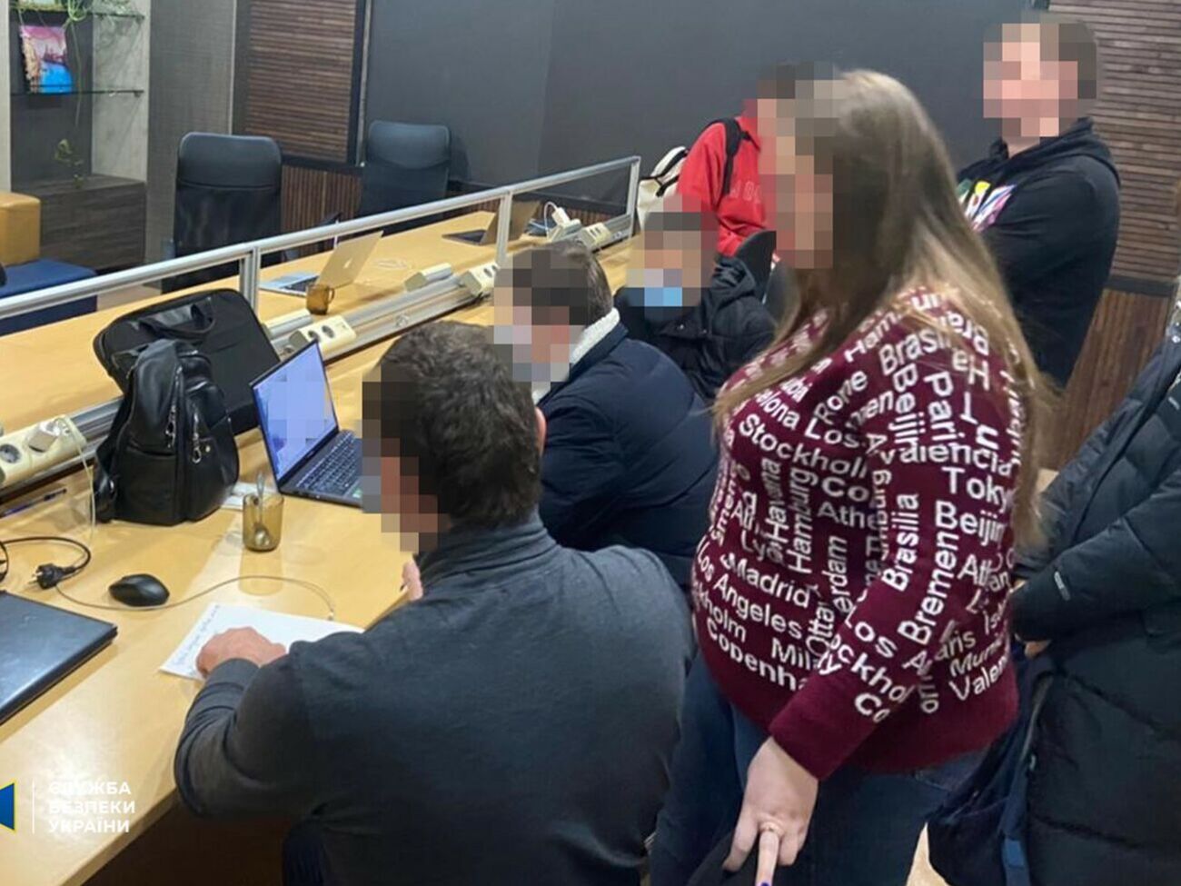 Зловмисники розробили та використовували програми та обладнання, які давали змогу керувати ботами