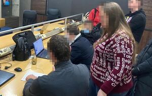 Зловмисники розробили та використовували програми та обладнання, які давали змогу керувати ботами