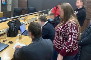 Зловмисники розробили та використовували програми та обладнання, які давали змогу керувати ботами
