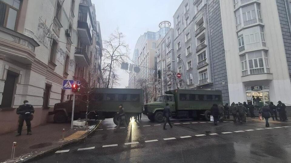 Народный депутат Гео Лерос опубликовал фото спецтранспорта в правительственном квартале