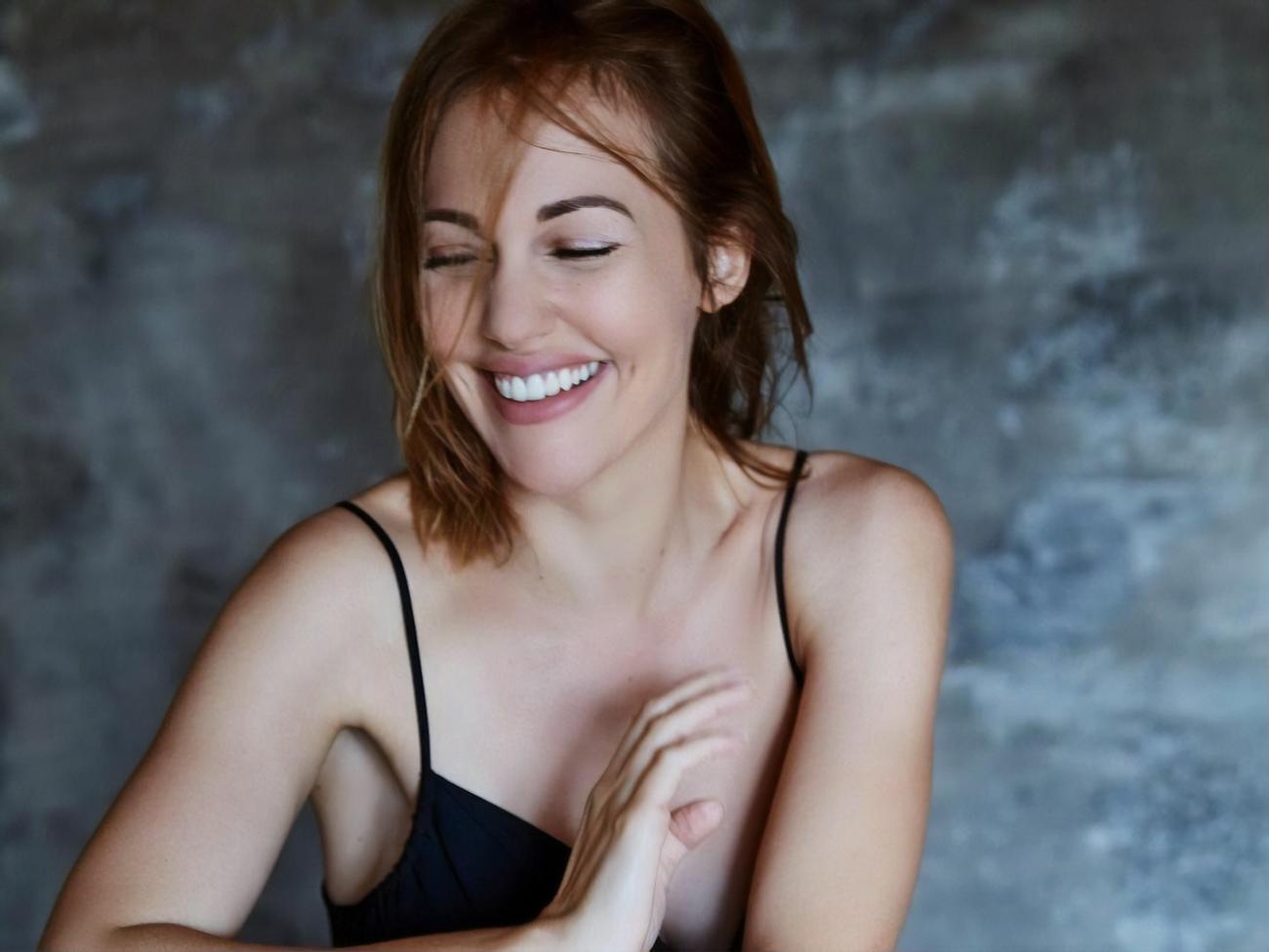 На відео 38-річна Мер'єм Узерлі позує у сукнях із оголеним плечима та глибоким декольте