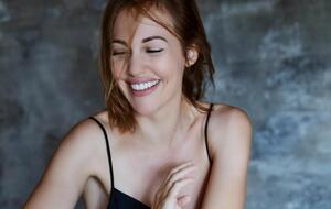 На видео 38-летняя Мерьем Узерли позирует в платьях с оголенным плечами и глубоким декольте