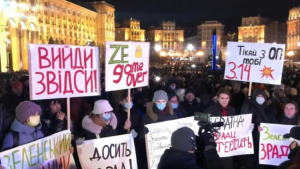 "Зеленський – зрадник", "Вийди звідси", "Ze game over". У центрі Києва відбулася опозиційна акція протесту. Фоторепортаж