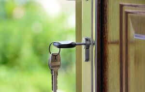 Подозреваемая организовала подделку документов, подтверждающих несуществующие родственные связи