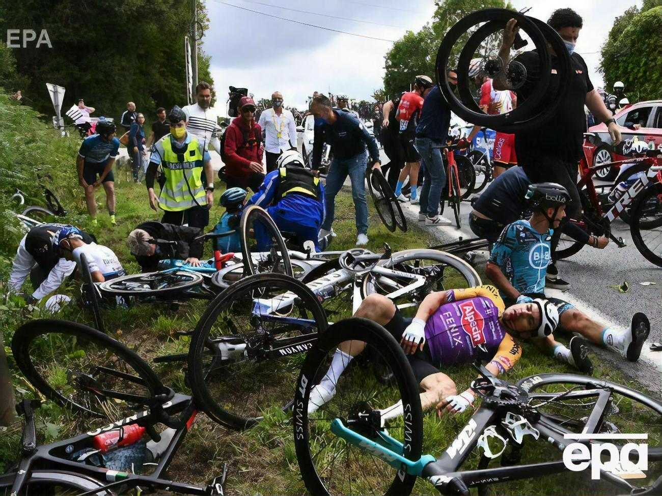Велосипедисты получили травмы разной степени тяжести из-за массового падения