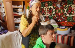 Украинский телеведущий Дмитрий Комаров слушает предсказания карпатской мольфарки Марии Цвилынив