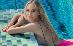 Замість підпису до публікації Глюк'oZa залишила емодзі у вигляді білого серця