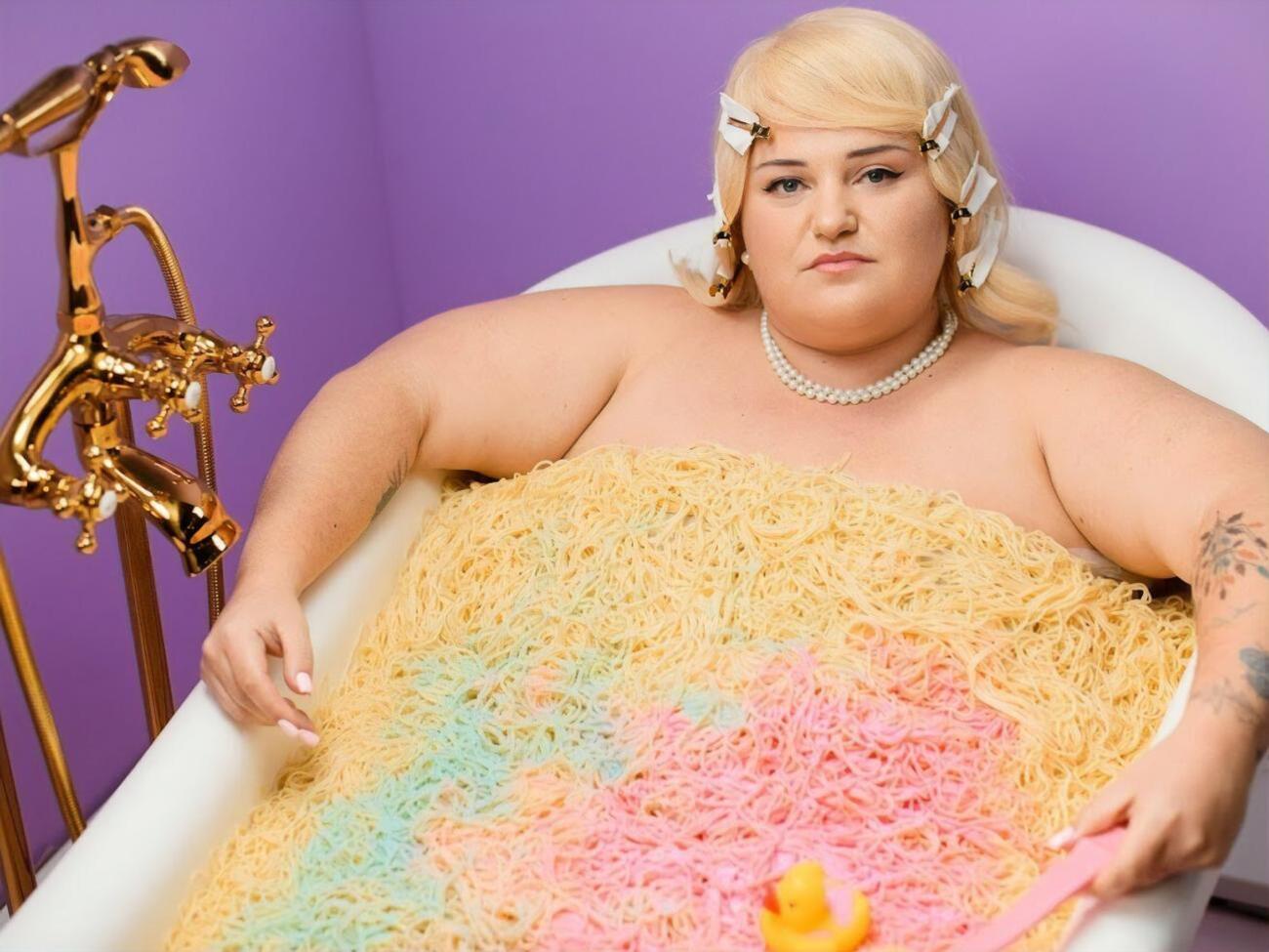 alyona alyona:&nbsp;Чем больших ты достигаешь высот, тем больше внимания к тебе приковано