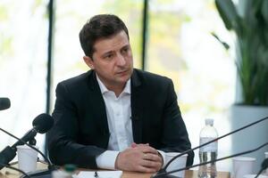 Зеленський заявив, що з варіантами припинення війни він би "не жартував"