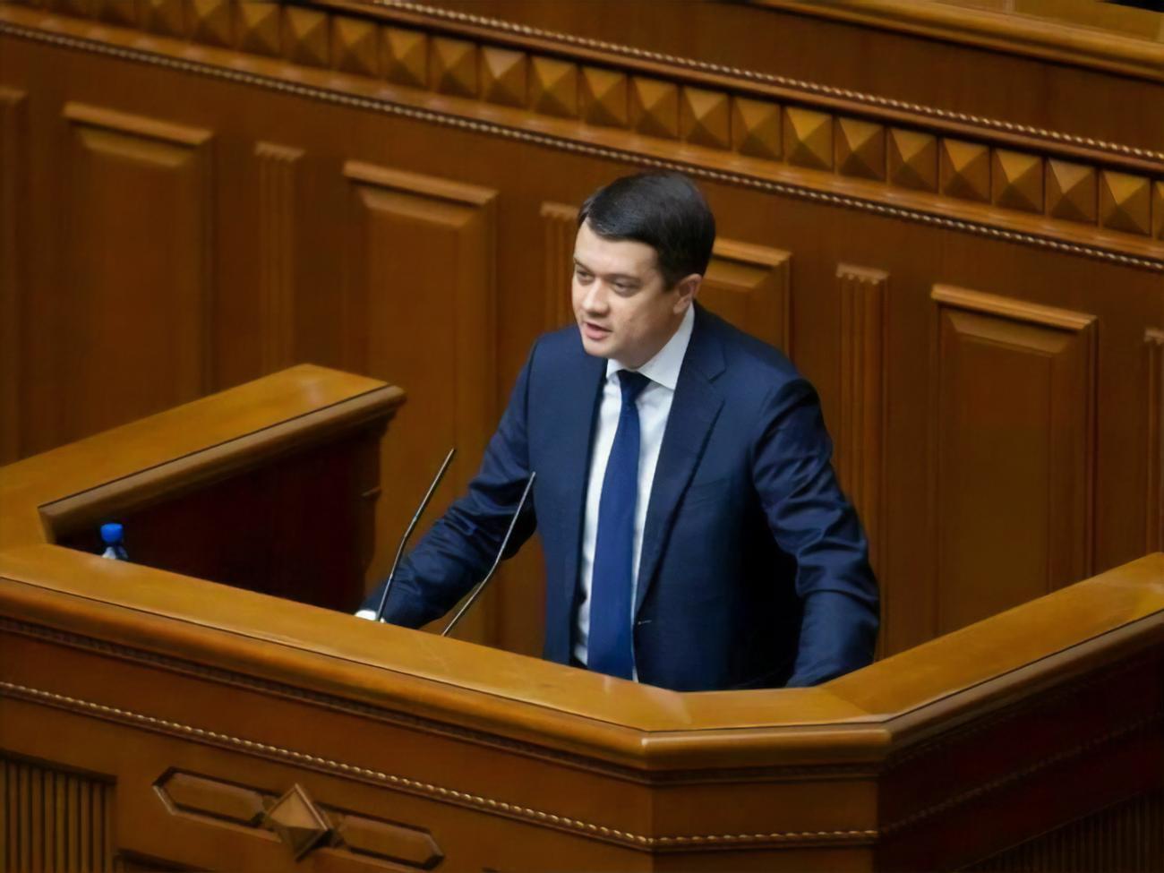 Разумков підкреслив, що партії звернулися до нього з проханням їх очолити "абсолютно безоплатно, тобто задарма"