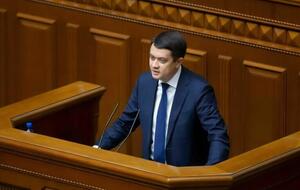 Разумков подчеркнул, что партии обратились к нему с просьбой их возглавить "абсолютно безвозмездно, то бишь даром"