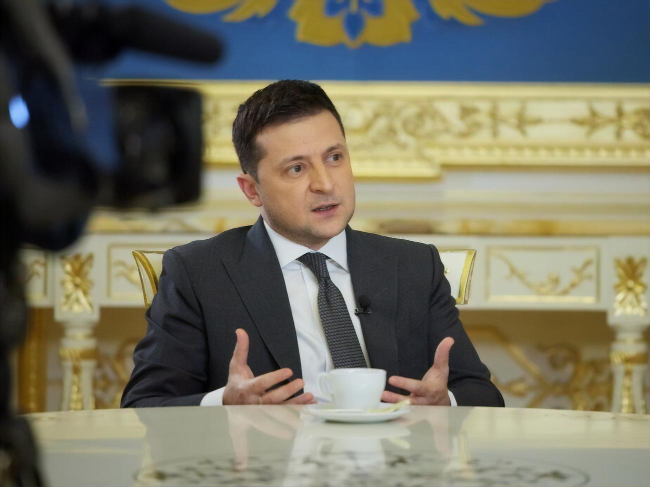 Зеленский о возможной подготовке госпереворота сообщил в ходе пресс-марафона, который транслировался в прямом эфире