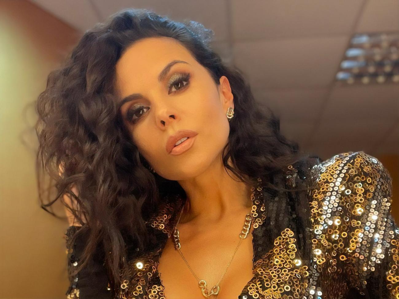 Новый образ Насти Каменских в мини-платье дополнили туфли ярко-малинового цвета