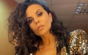 Новый образ Насти Каменских в мини-платье дополнили туфли ярко-малинового цвета