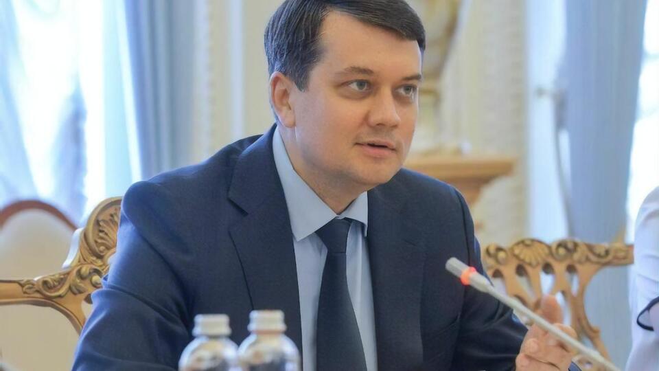 Разумков (на фото) о Ермаке: Хорошо хвалит. Он комфортнее... Теплее, если мы говорим про теплую ванну