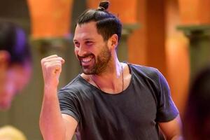 За словами Максима Чмерковського, деякі нав'язливі шанувальниці залазили до нього в будинок