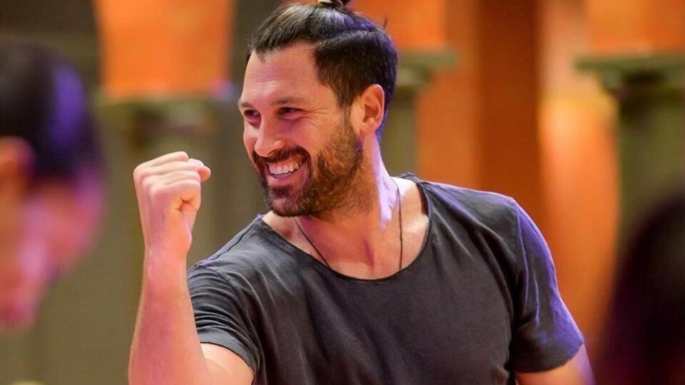 По словам Максима Чмерковского, некоторые навязчивые поклонницы залезали к нему в дом