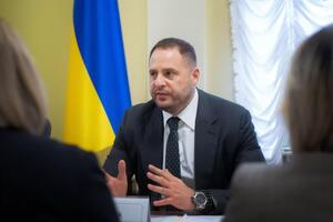 Арестович розповів, кому, зокрема, телефонує Єрмак (на фото)