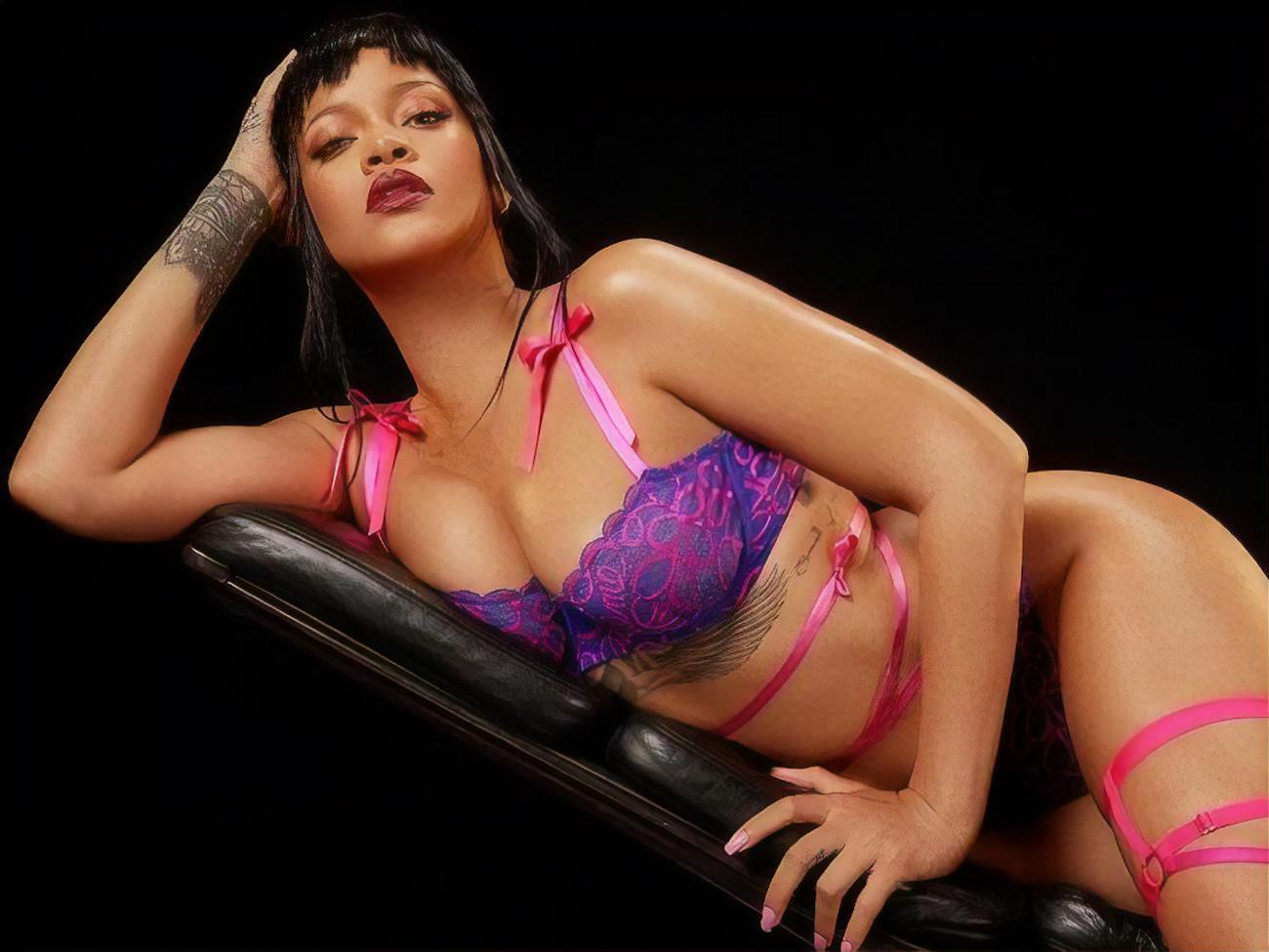 На фото Ріанна позувала, прикриваючи груди футболкою