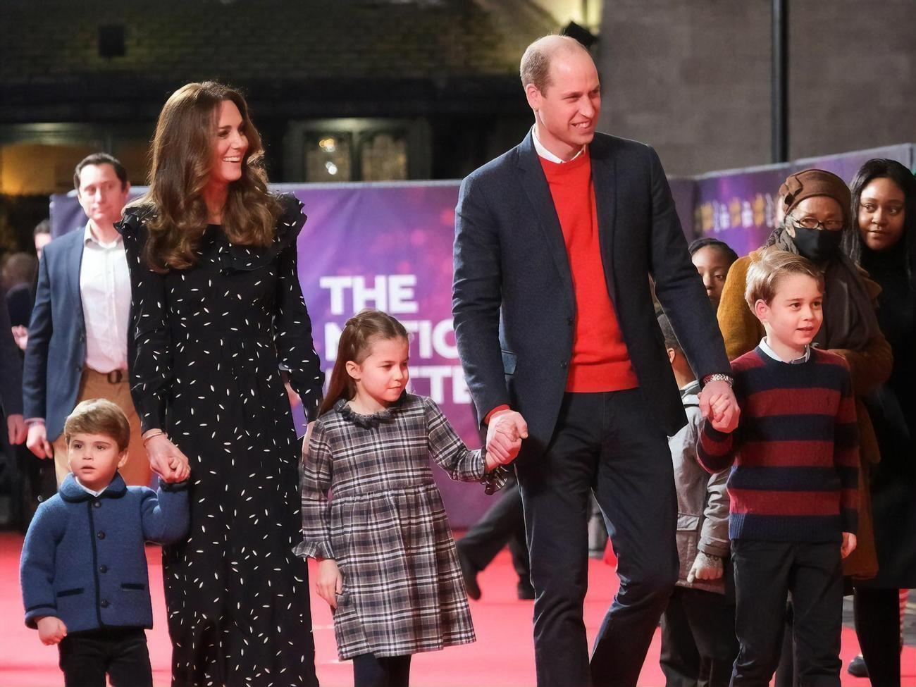 На знімку герцог та герцогиня Кембриджські позують разом зі своїми дітьми &ndash; принцесою Шарлоттою, принцами Джорджем та Луї