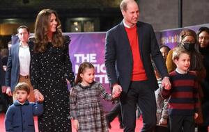 На снимке герцог и герцогиня Кембриджские позируют вместе со своими детьми – принцессой Шарлоттой, принцами Джорджем и Луи