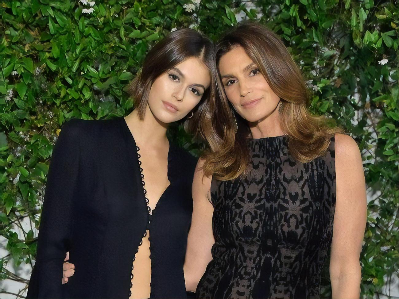 Кая Гербер позувала у светрі з американським прапором, як Сінді Кроуфорд 27 років тому