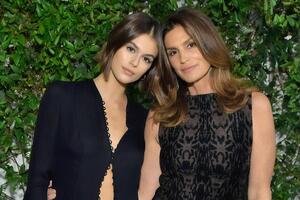 Кая Гербер позувала у светрі з американським прапором, як Сінді Кроуфорд 27 років тому