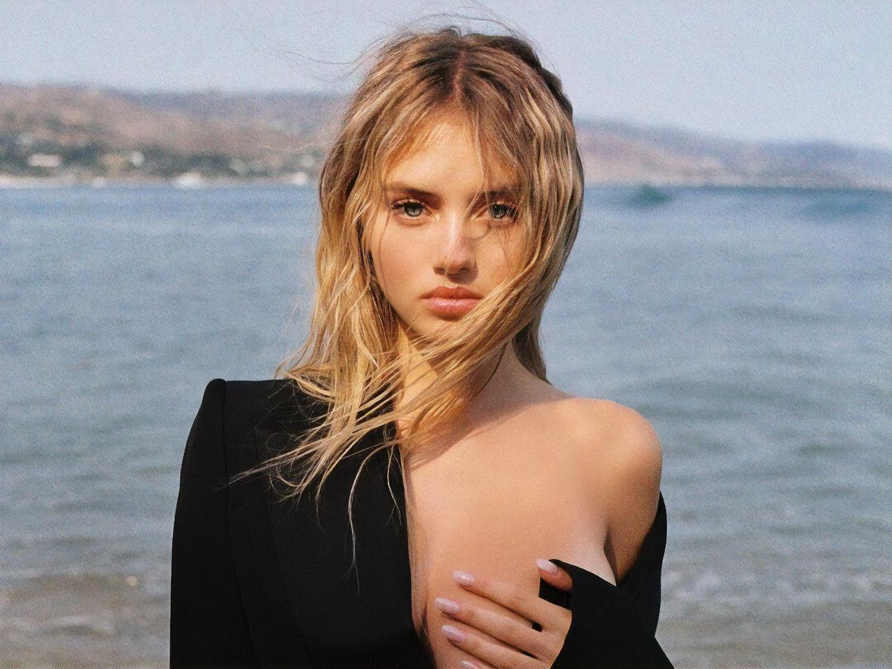 Лені Клум позувала у ліловій легкій сукні на голе тіло