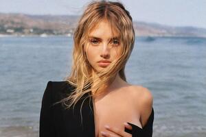 Лені Клум позувала у ліловій легкій сукні на голе тіло