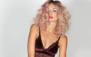 В кадре Сопонару позирует с закрытыми глазами