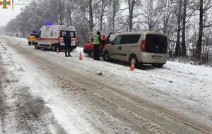Помощь спасателей понадобилась бригаде медиков, автомобиль которых застрял в сугробе
