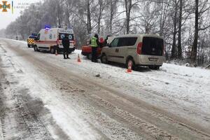 Помощь спасателей понадобилась бригаде медиков, автомобиль которых застрял в сугробе