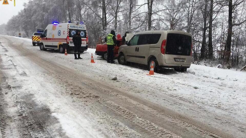Помощь спасателей понадобилась бригаде медиков, автомобиль которых застрял в сугробе