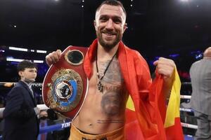 Ломаченко святкував перемогу в бою з прапором Білгорода-Дністровського. Дехто прийняв його за прапор Іспанії