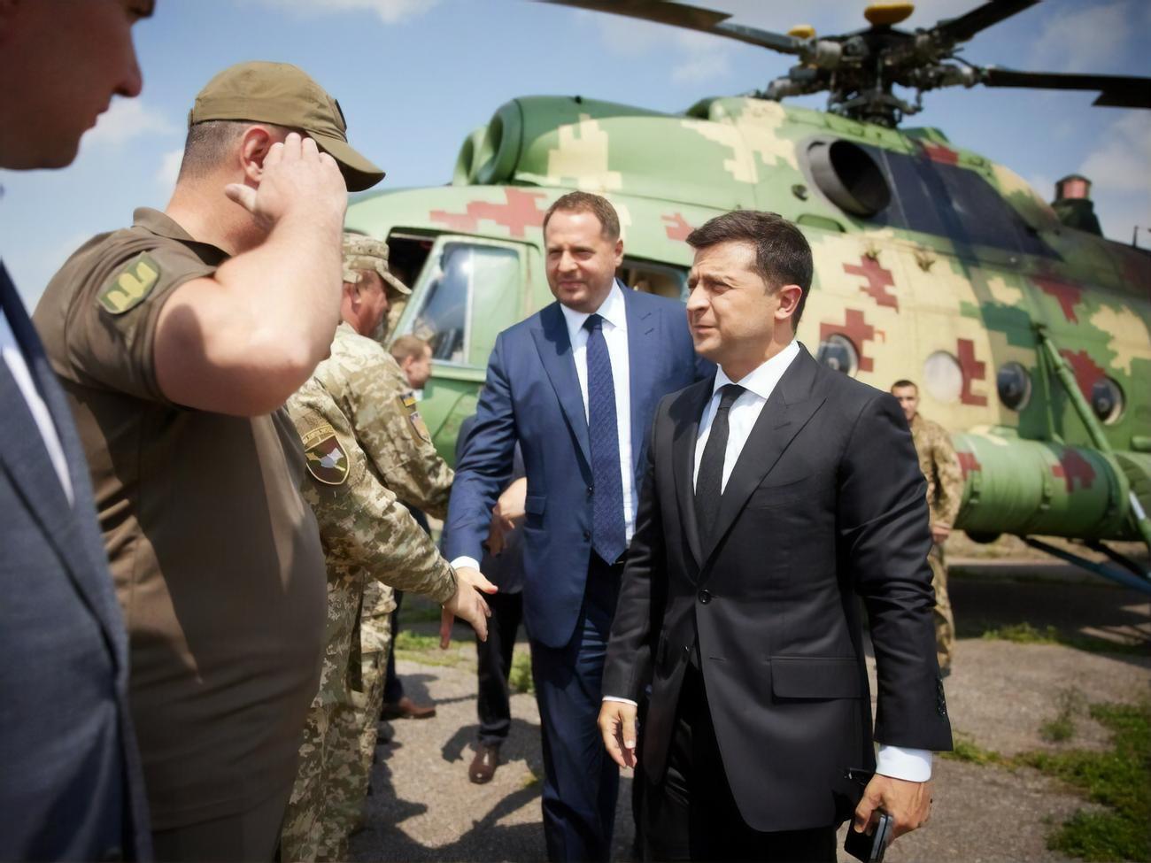 "Вести" пишут, что в кулуарах шутят о "президентстве Зеленского во времена правления Андрея Ермака"