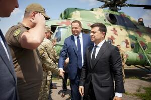 "Вести" пишут, что в кулуарах шутят о "президентстве Зеленского во времена правления Андрея Ермака"