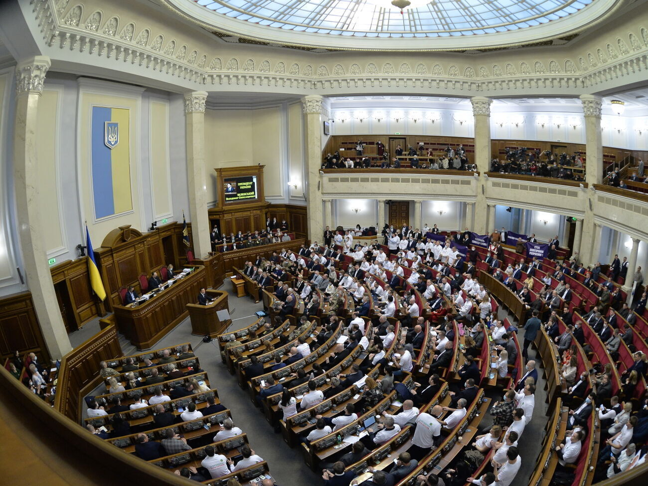 Згідно з результатами опитування, до парламенту проходить сім партій