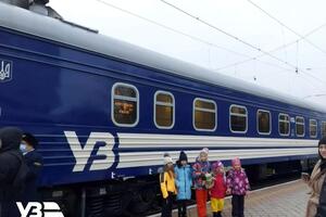 Потяг проїжджає 1806 км та сполучає сім областей України