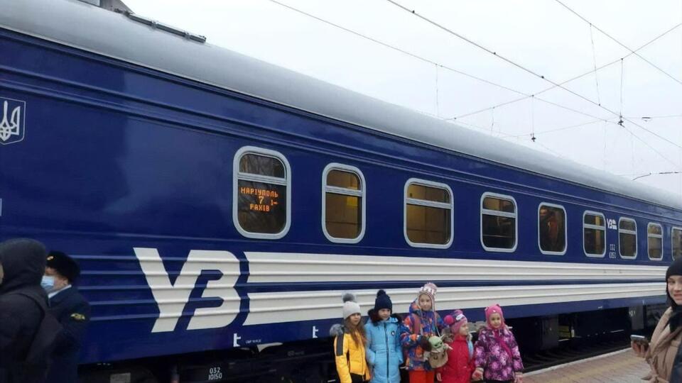 Потяг проїжджає 1806 км та сполучає сім областей України