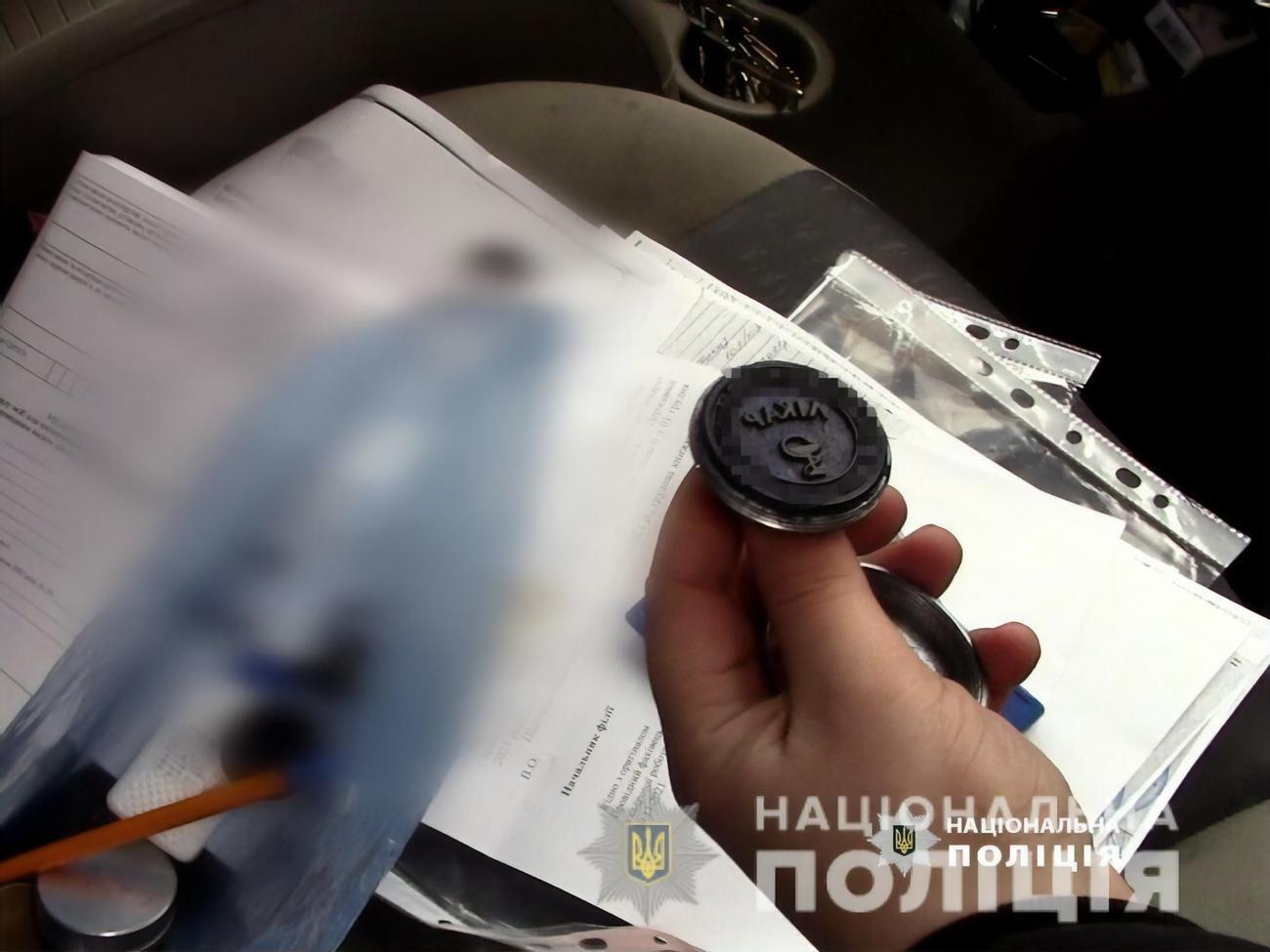 У листопаді МВС повідомило, що було відкрито понад 1200 проваджень за підроблення COVID-документів