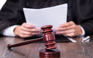 Прокуратура настаивала на продлении суда, поскольку обвиняемый при жизни свою вину не признал