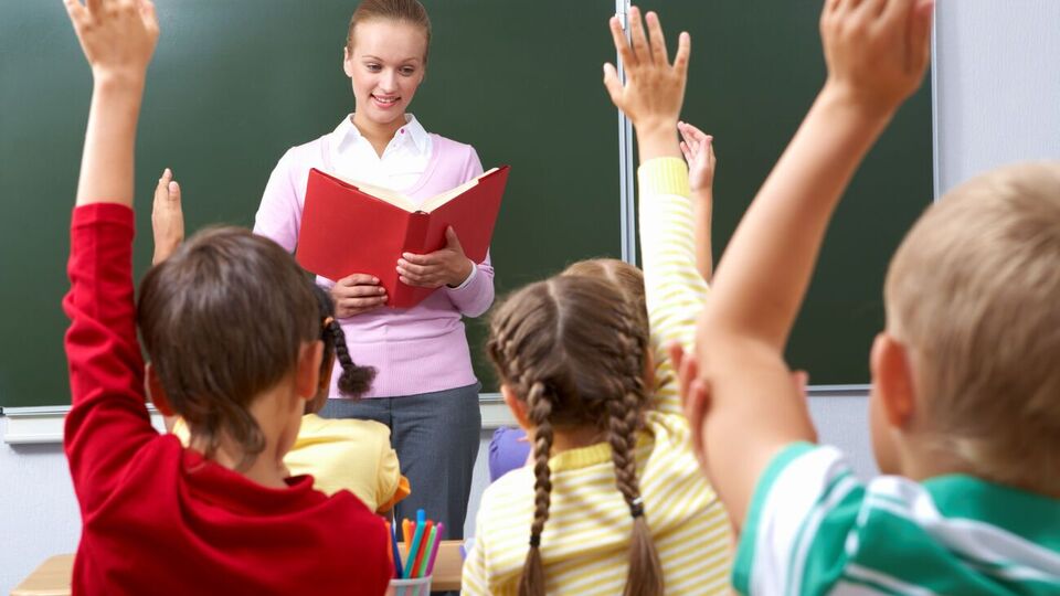 За последнюю неделю к работе вернулись 120 ранее непривитых от COVID-19 и отстраненных от работы учителей, подчеркнул Шкарлет