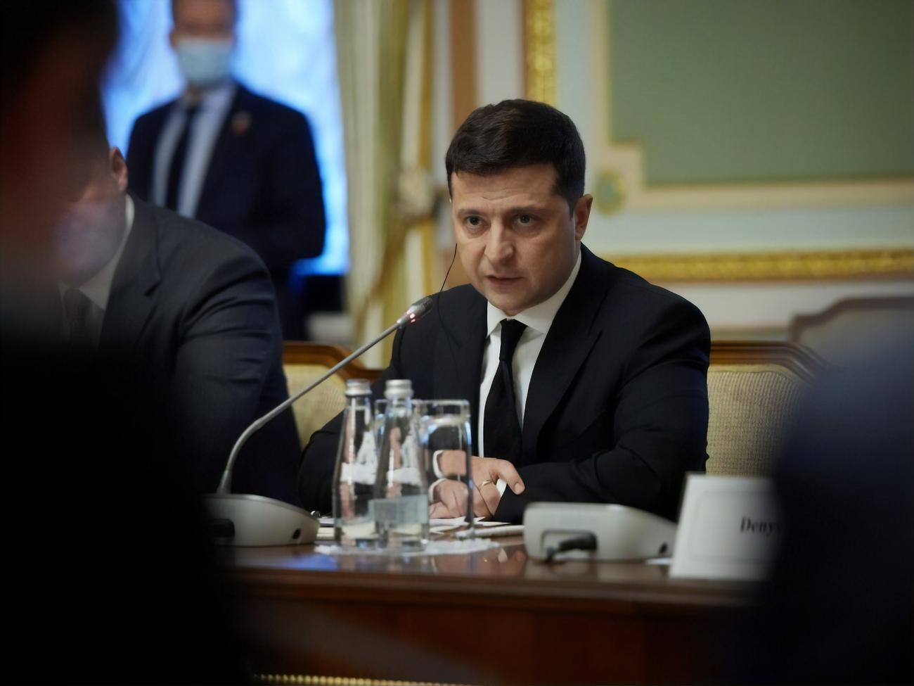 Зеленському не довіряє 65% українців