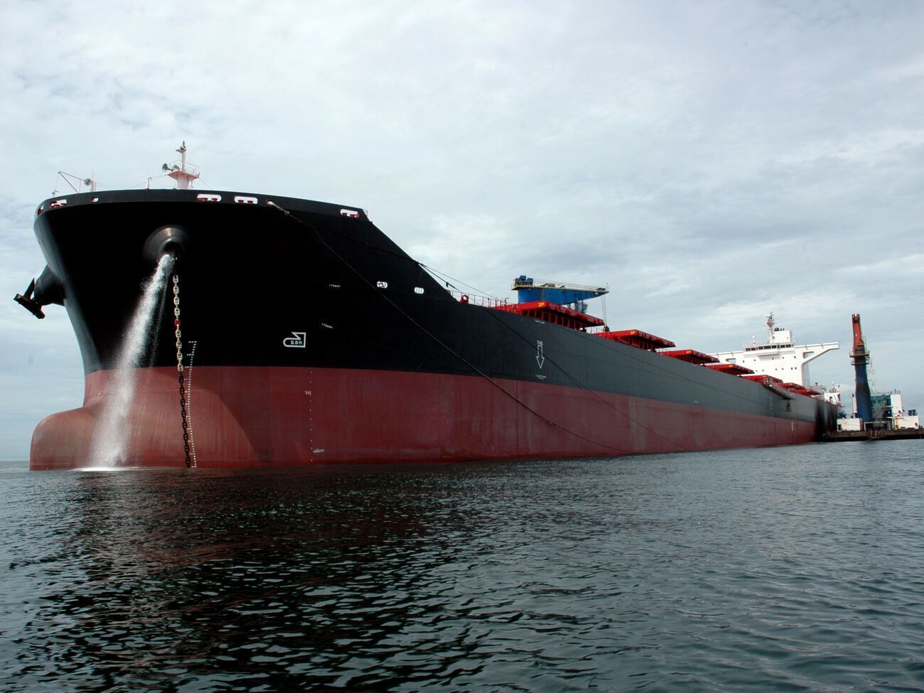 Чтобы пополнять склады, Украина ежемесячно будет импортировать до 10 кораблей угля морским путем, отметил Шурма