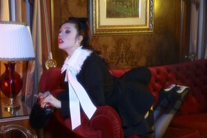 До колекції Andre Tan X Moi Sofism увійшли суворі сукні з комірцями, сексуальні комбінезони та багато іншого