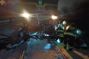 На переезде поезд врезался в легковой автомобиль