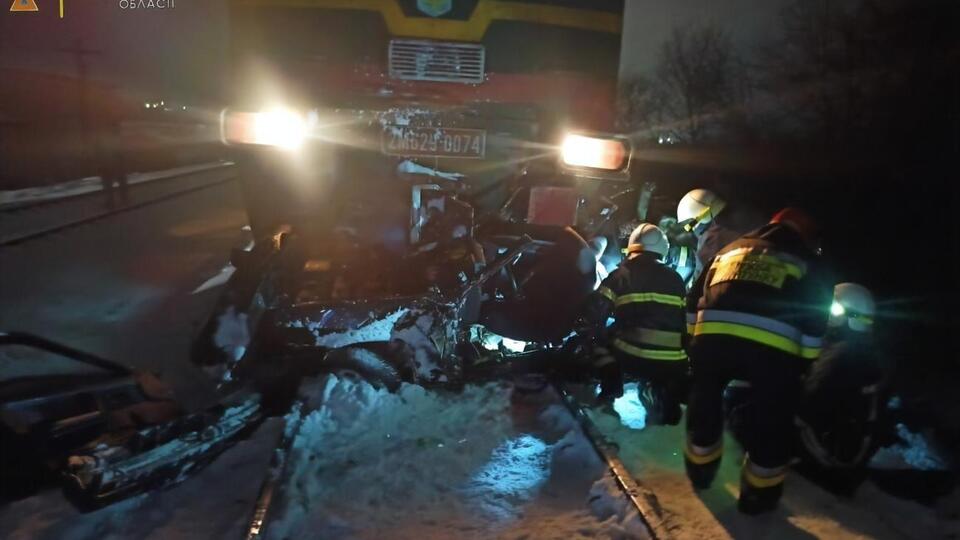 На переезде поезд врезался в легковой автомобиль