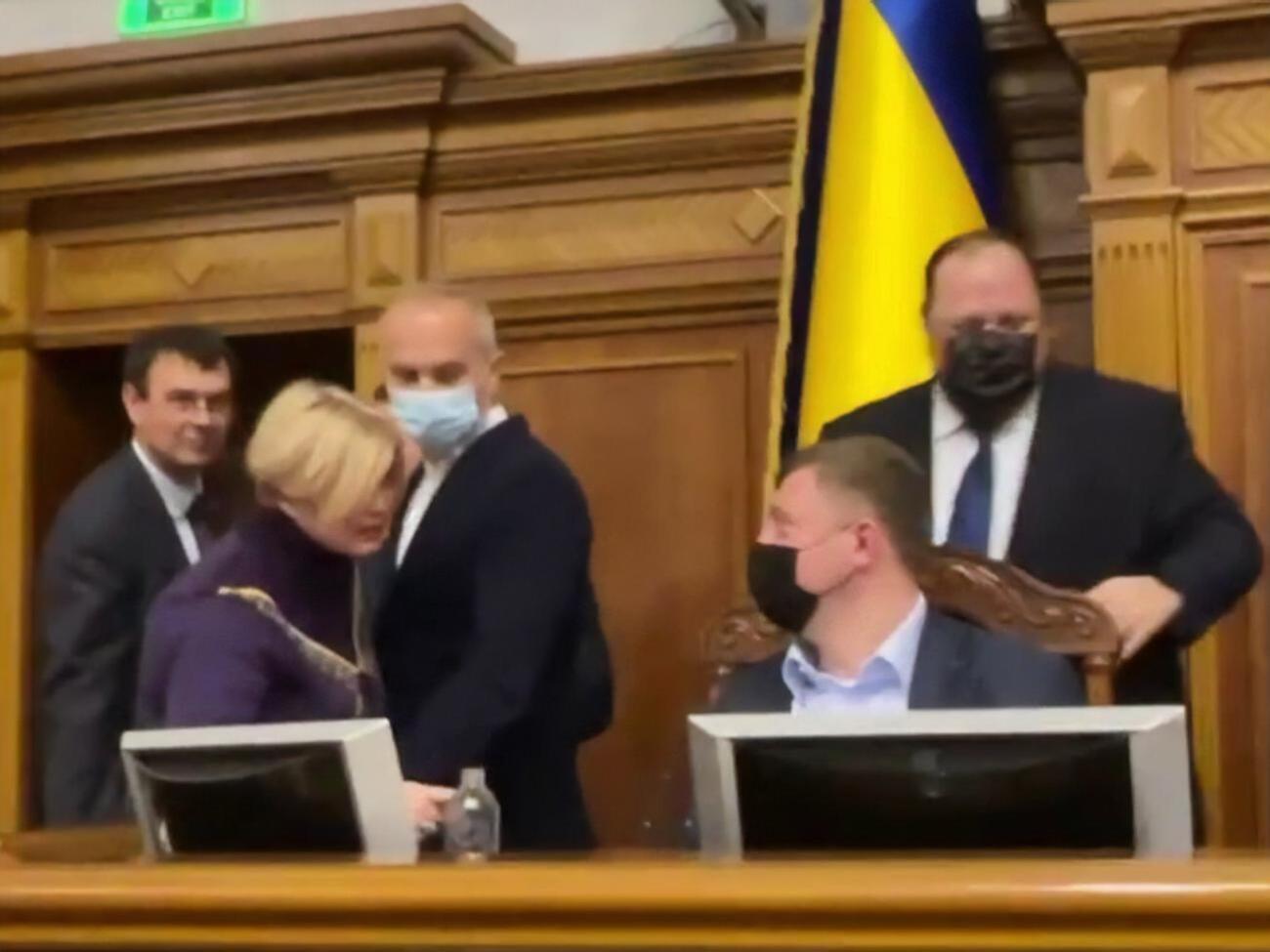 Засідання Верховної Ради через конфлікт довелося зупинити